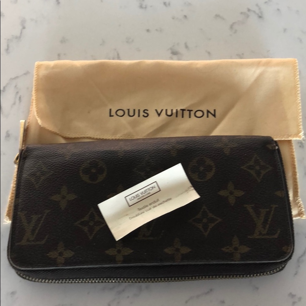 LV authentic Zippy Wallet, medium size